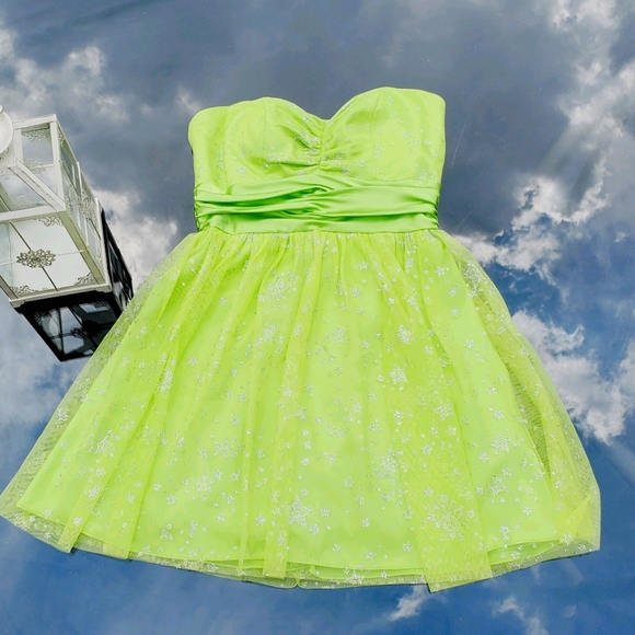 MXI Lime Green Formal Dress Size 7 - Picture 7 of 9
